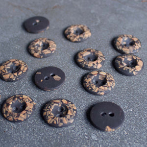 23 mm Speckled button